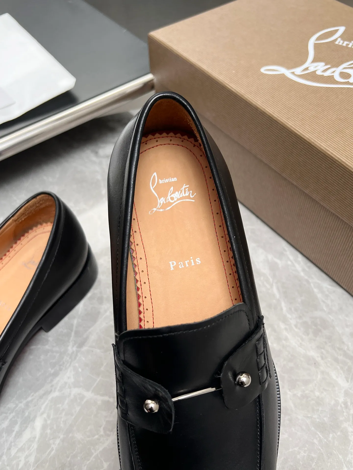 [CL red sole] Top P: 900💰 Number of yards: 39~44 (38.4546. Customized, non-refundable) CL new men's formal shoes Loaf leather shoes Christia* Loubouti* red sole shoes The red sole is luxurious and elegant, reshaping the style boundary of casual formal wear. It is extremely innovative in material selection, and creates a rich visual and tactile experience through the collision of different materials! Made of top-grade calfskin/glossy patent leather/spliced ​​technical fabric in contrasting colors. The upper is stitched by hand with fine and even stitching. It is based on the square-toe loafer shoe shape, with neat and elegant lines, which fits the toughness of men's wear. The upper is embellished with metal rivets, injecting individual details into classic loafers, breaking the mediocrity of casual shoes, and giving a concrete expression of "low-key luxury". From the original color/red cowhide lining inside the shoe to the instantly recognizable red sole, the "red sole" is not only the brand's visual identity, but also a "luxury codeword" when walking. The red sole exposed inadvertently conveys taste and identity instantly. From the innovative splicing of materials, to the personalized fusion of design, to the ingenious inheritance of craftsmanship, the Christian Louboutin men's loafer series is not only a pair of casual shoes, but also a "yuppie style" dressing weapon for men. Whether it is a casual business meeting or a casual look for daily travel, it can help you become a unique and stylish man in every occasion with its "red Loaf" attitude.